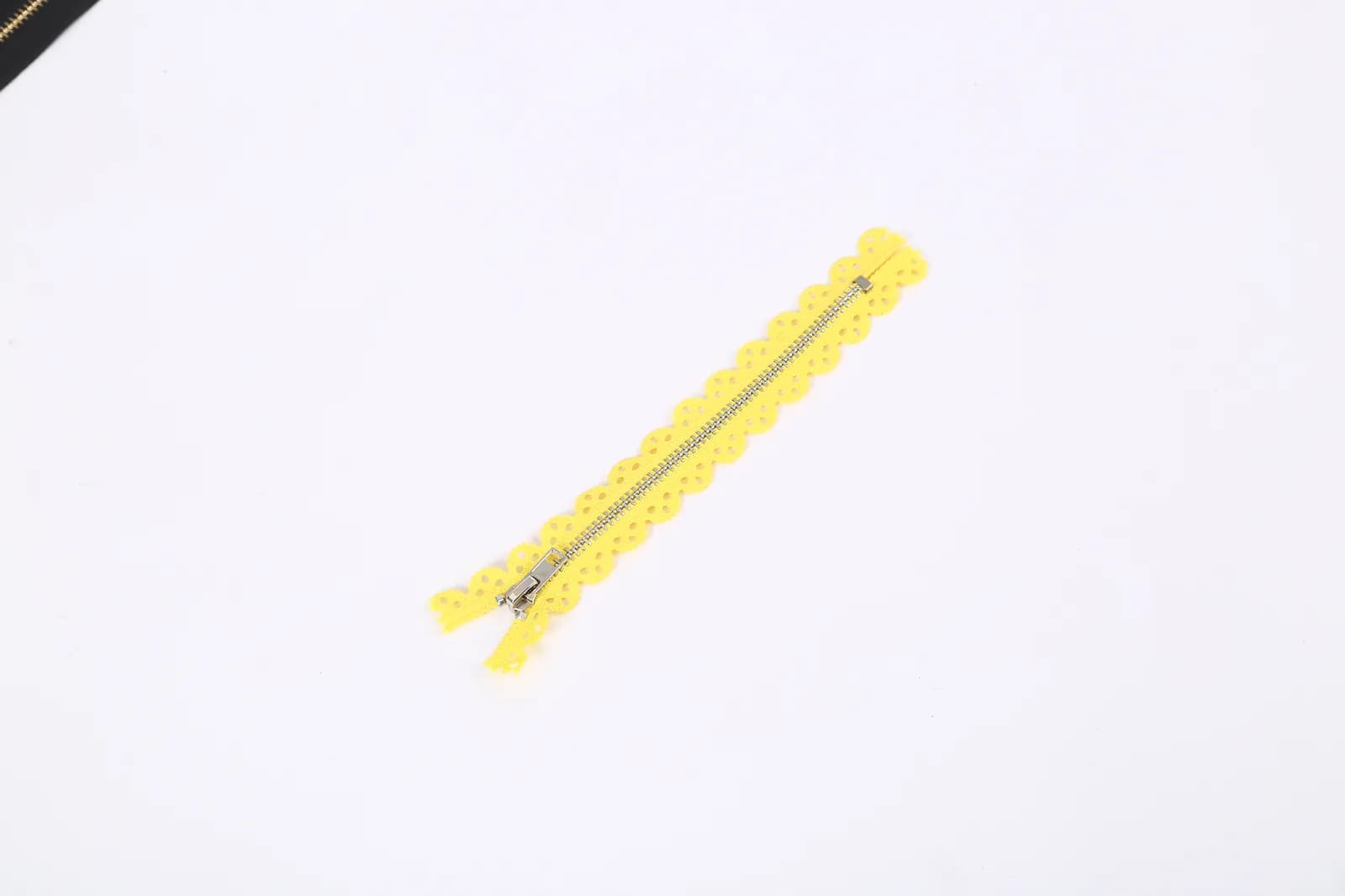 Lace Tape, Closed-End